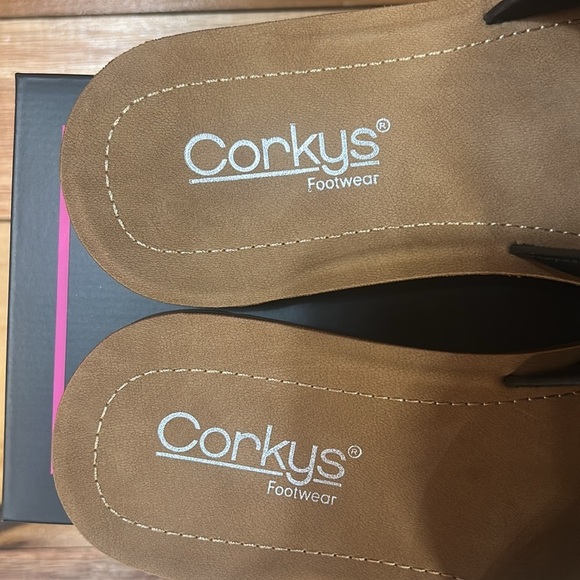 NWT Corkys Black and Tan Bow Trim Slip On Rock the Bowt Sandals - Picture 4 of 4